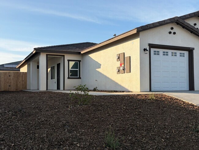 Building Photo - 6010 Cougar Trl Unit A