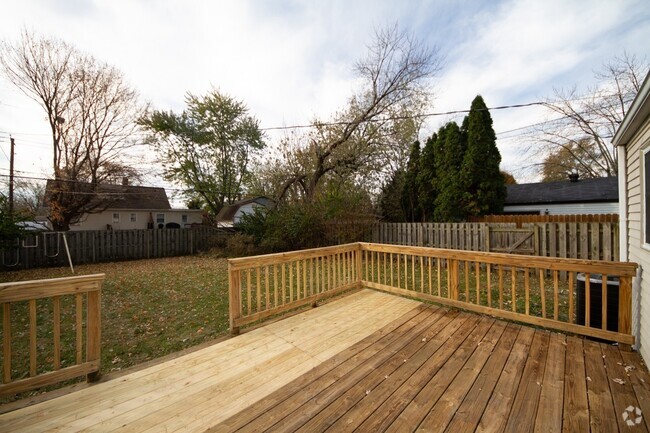 Building Photo - Tri-level, 4 bed 2 full bath located in Wa... Rental