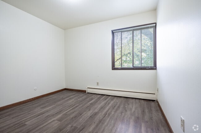 2BR, 1BA - 750SF - Bedroom