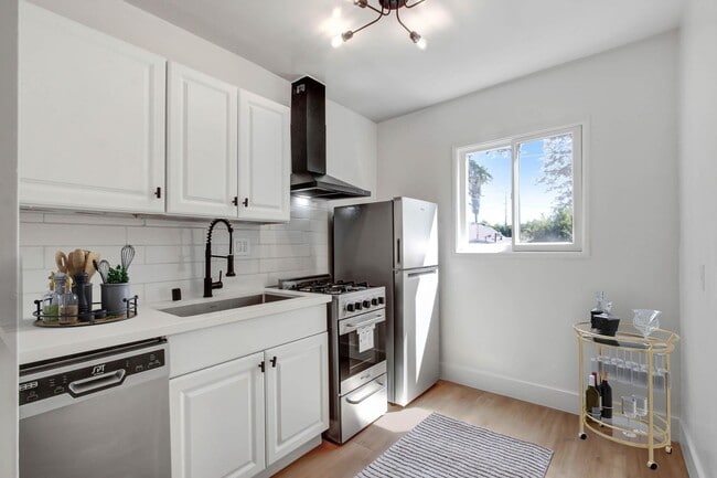 Photo - Newly renovated studio apartment with park... Unit G