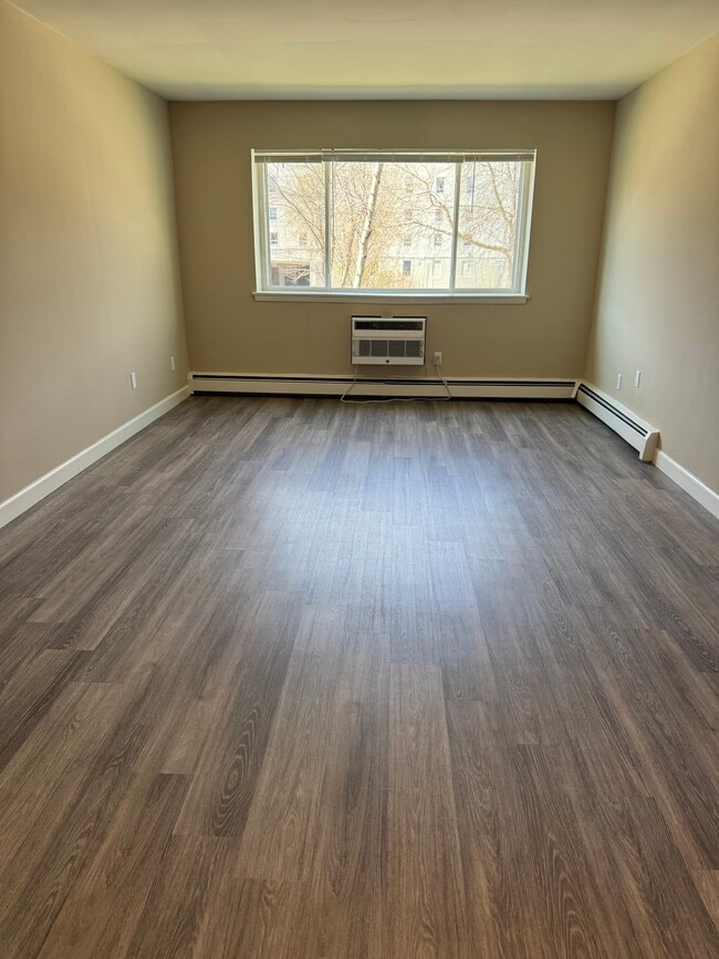 Building Photo - 2260 N Summit Ave Unit 108