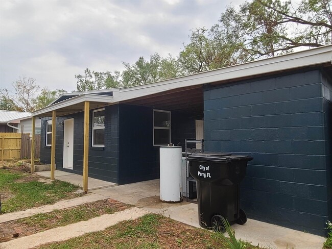 Photo - 703 W Veterans Dr