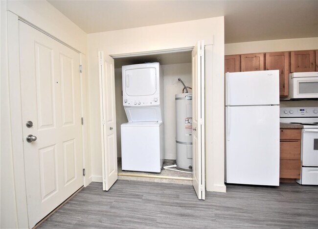 Photo - 2 Bed 1 Bath Garden Level Apartment! Easy Access to Downtown, Shopping and MSU! Unit 16