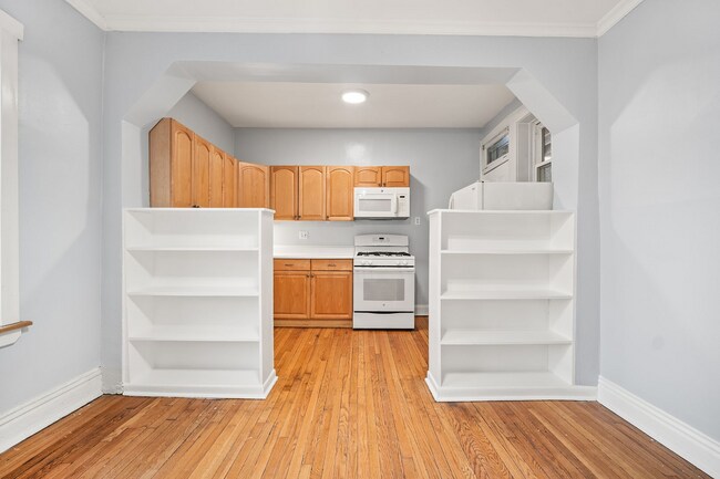 Building Photo - 2611 N Dayton St Unit 1