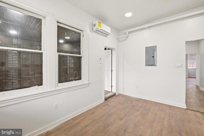 Building Photo - 6012 Ridge Ave Unit 7