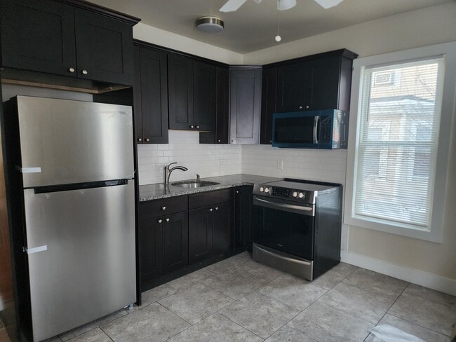 Building Photo - 157 N Clinton St Unit B