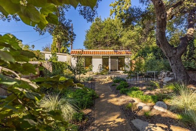 Building Photo - Downtown bungalow