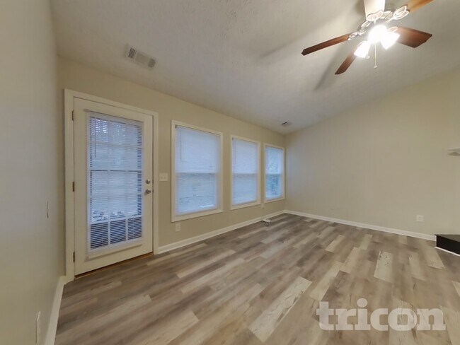 Photo - 300 Stone Valley Xin