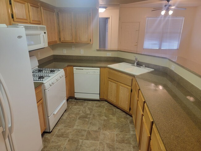 Clean and cozy 2 bed condo in gated commun... - Clean and cozy 2 bed condo in gated commun...