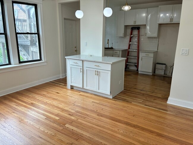 Building Photo - 6142 S Rhodes Ave Unit 2 Rental