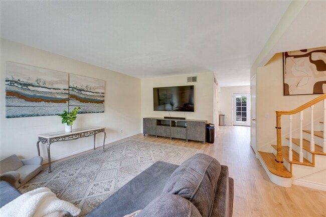 Photo - 4792 Larwin Ave