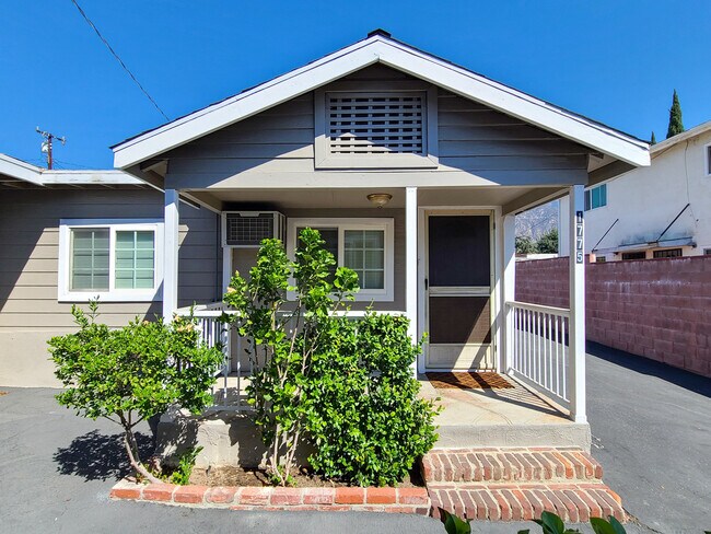 Front of Bungalow - 1775 Atchison St Apartamentos Unidad 1775