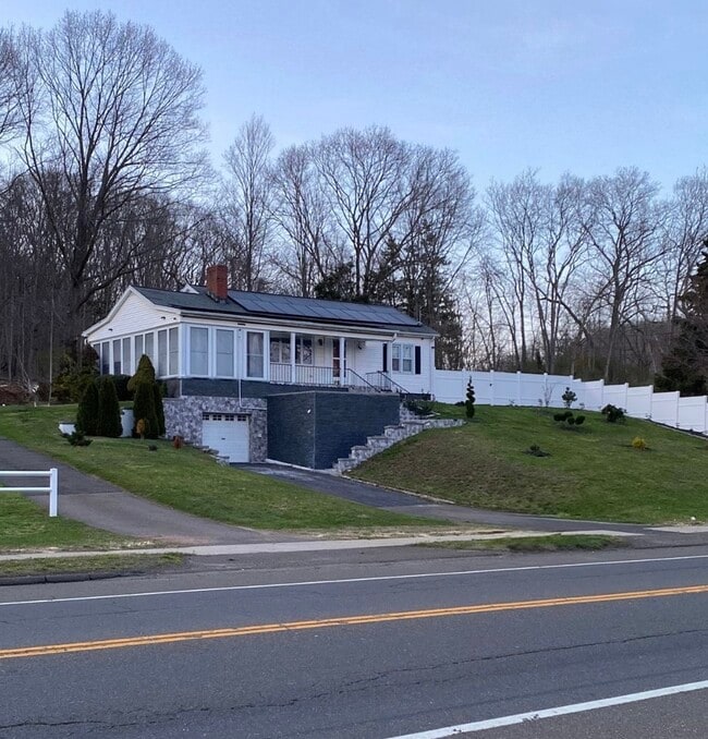 Photo - 39 Foxon Rd Unit Spacious 1 Bedroom APT