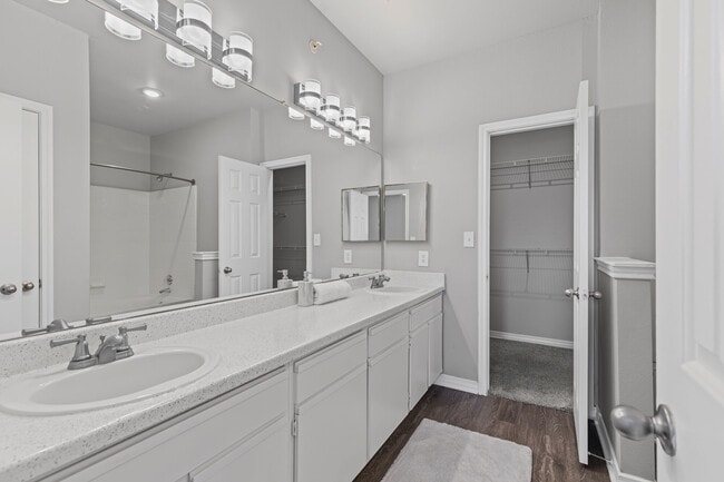 Photo - Settler's Gate