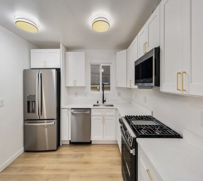 Building Photo - 5945 Fauntleroy Way SW Unit A