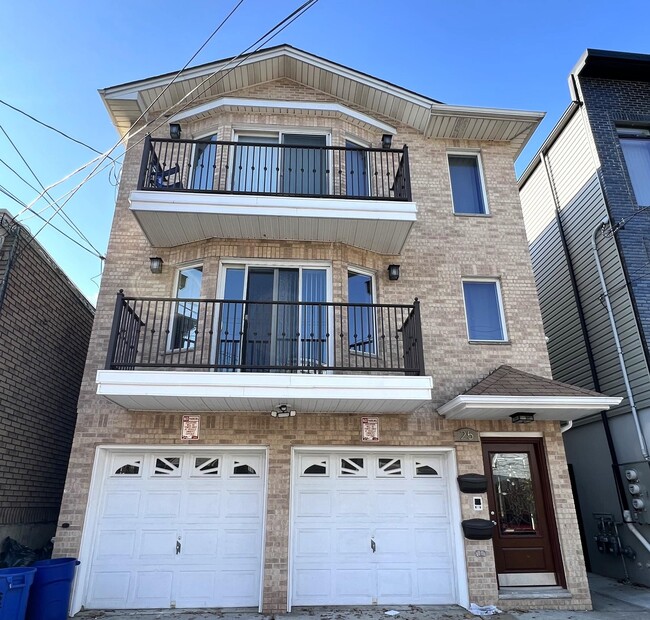 Building Photo - 25 Wallis Ave Unit 1