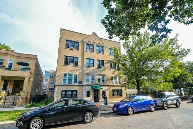 Building Photo - 821 W Waveland Ave Rental