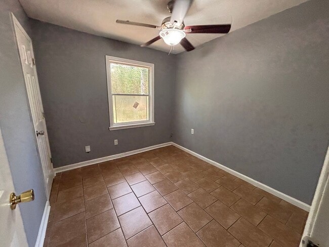 Photo - 3 bedroom- 1 bath!