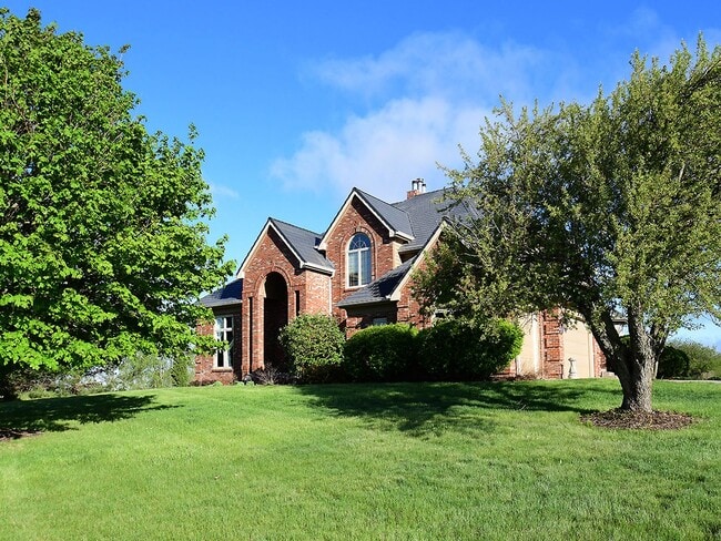 Building Photo - Large Acreage 5/5 with Pond!