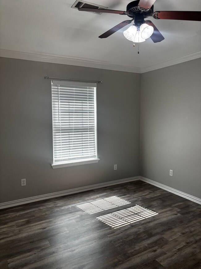Building Photo - 3 bed 2 bath House