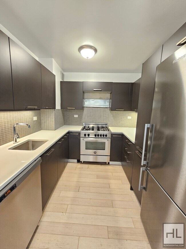 High-Floor One-Bedroom with 1.5 Baths and In-Unit Laundry Near the UN