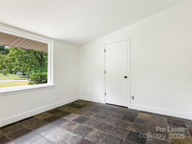 Photo - 553 Kenlough Dr