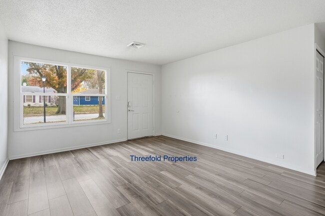 Photo - 1107 Larch Ln