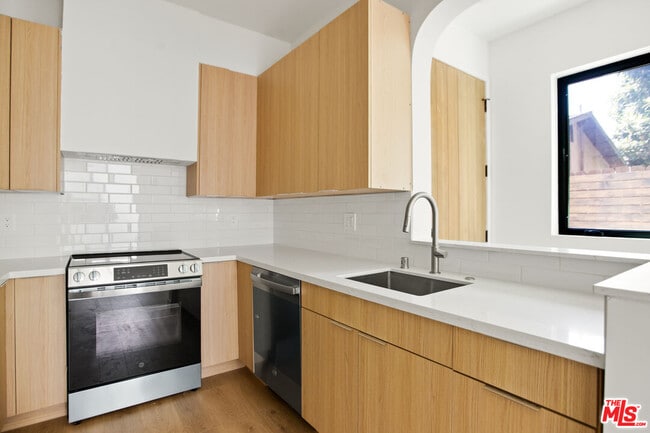 Photo - 2671 Benedict St Unidad 3/4