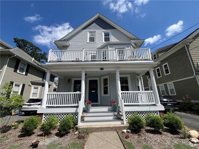 Building Photo - 224 Rochambeau Ave Unit 1 Rental
