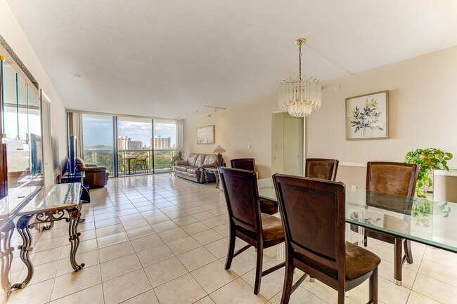 Building Photo - 20515 E Country Club Dr Unit # 849 Rental