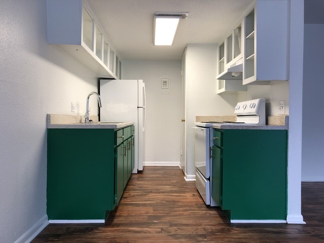 Building Photo - Oak Creek Village