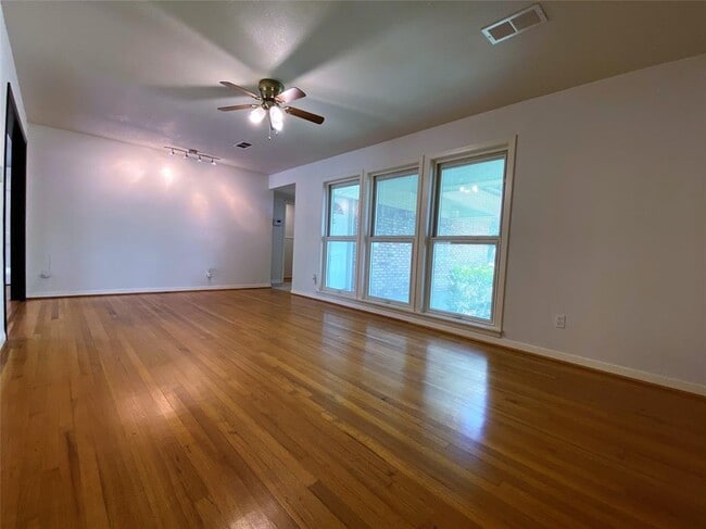 Photo - 5242 Beechnut St