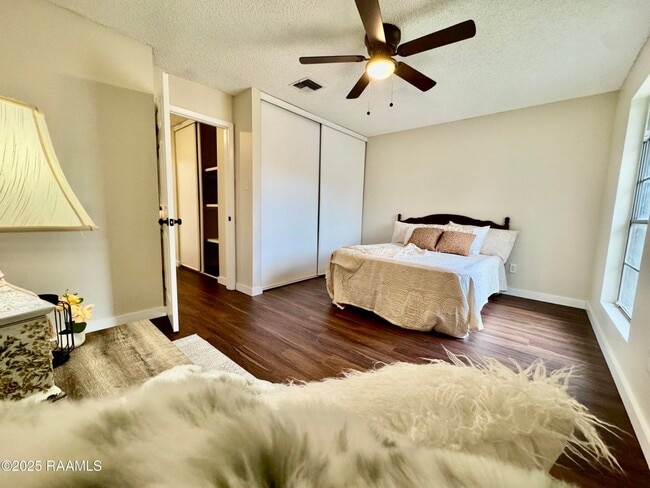 Building Photo - 2 bed,1.5 bath Rent Rental