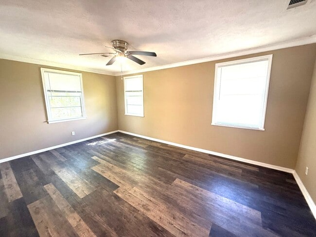 Photo - ** 3 bed 1 bath located close to downtown ** Call 334-366-9198 to schedule a self-showing