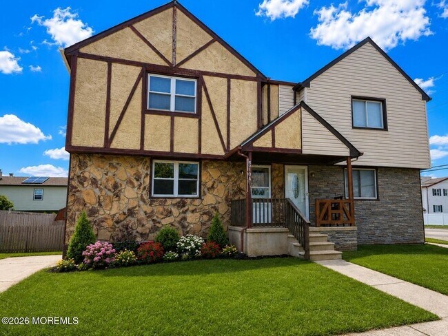 Photo - 610A N Victoria Ave