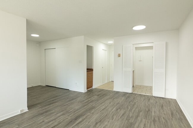 Building Photo - 1975 Maisonneuve Blvd W Unit 1004