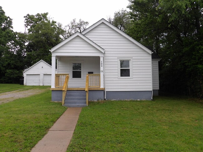 Photo - 109 Allnutt Dr House