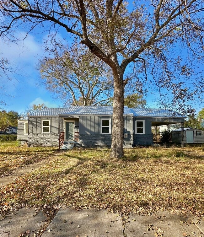 Building Photo - 2026 Lee Ct SW