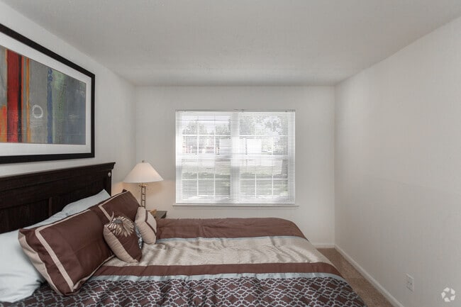 2BR, 2BA - Buckingham - 902 SF
