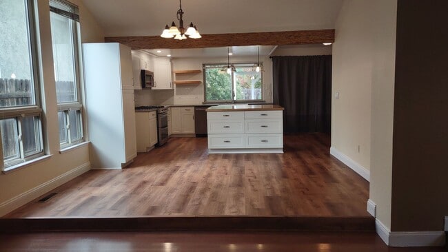 Photo - 1617 Oakview Dr