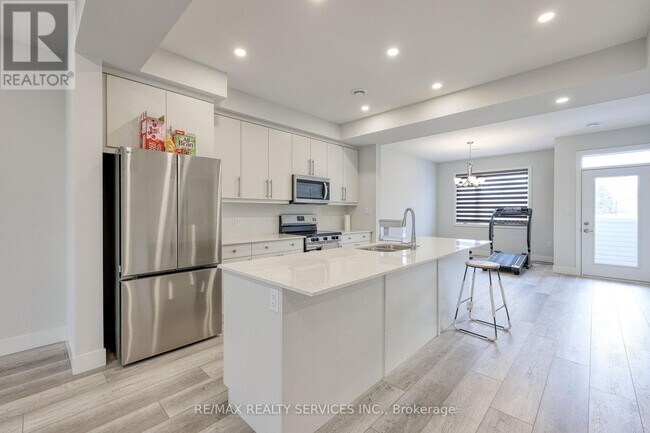 Photo - 925 Deveron Crescent