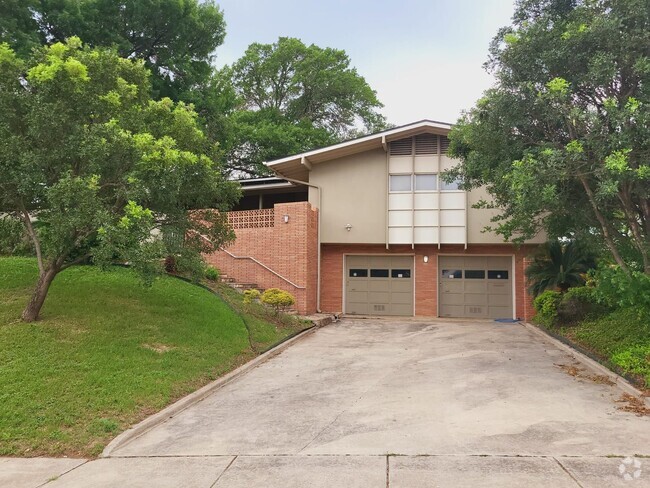 Building Photo - Mid-century home ready for move-in