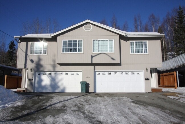 Building Photo - 3 Bedroom Duplex-Style Condo near JBER!