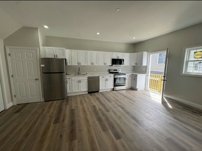 Building Photo - 44 Central St Unit 1 bedrooms