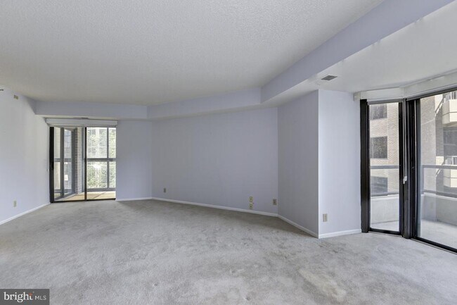 1600 N Oak St Unit 207