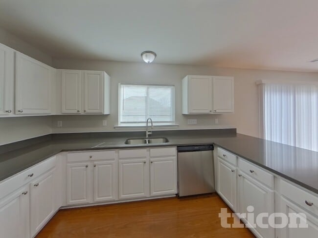 Photo - 11019 Kinnairds St