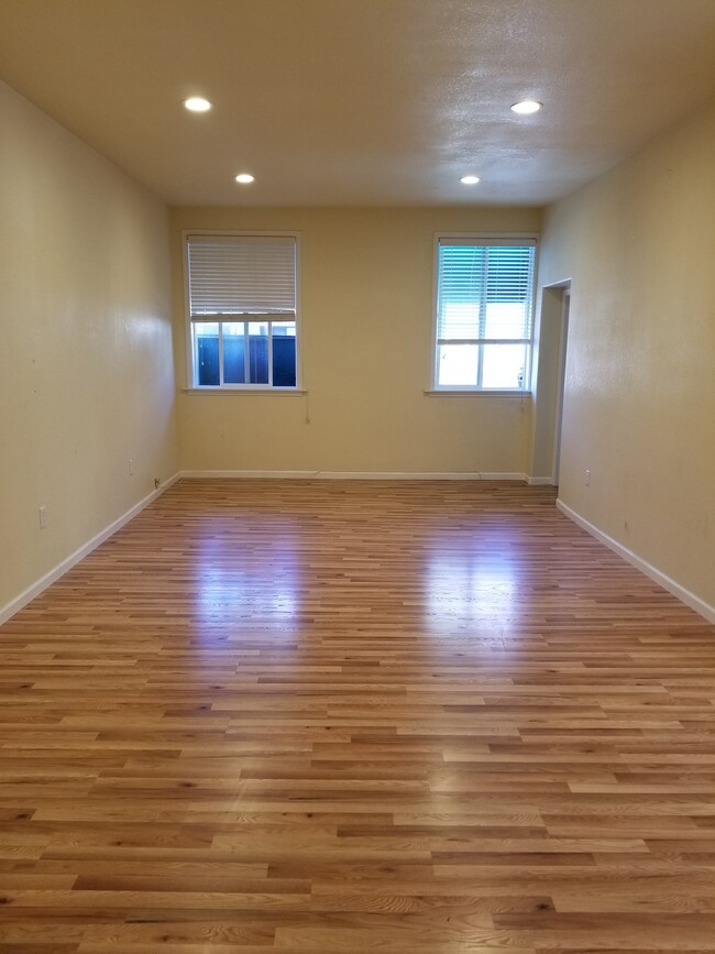Building Photo - 824 Webster St Unit #1 Rental
