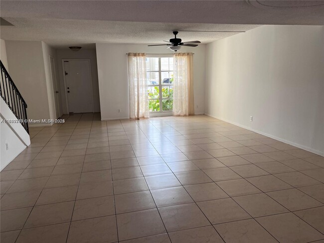 Photo - 2410 NE 10th St Unidad 123