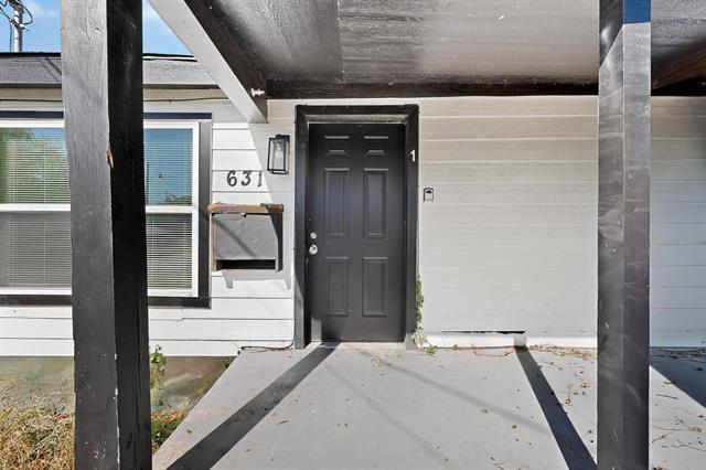 Photo - 631 W Baker St