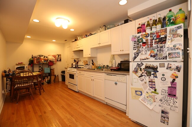 Building Photo - 922 W Addison St Unit Garden